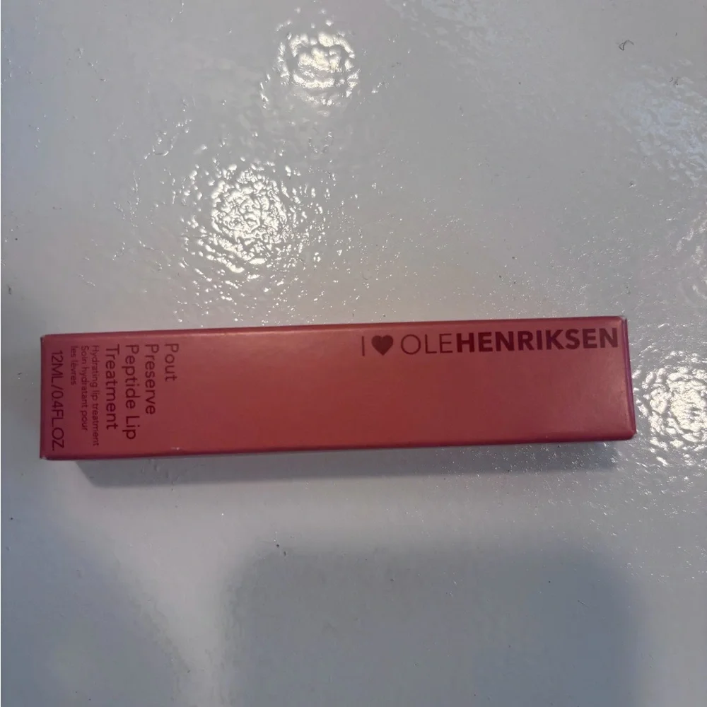 This OLEHENRIKSEN Pout Preserve Peptide Lip Treatment comes in a 12ml